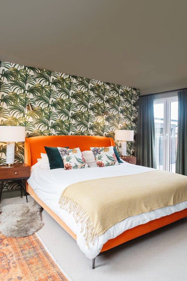 Freshly decorated room with Zhoosh paint on the ceiling